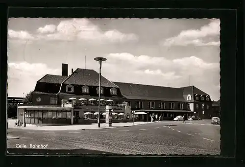 AK Celle, Bahnhof mit Terrasse der Bahnhofs-Gaststätten von der Strasse gesehen