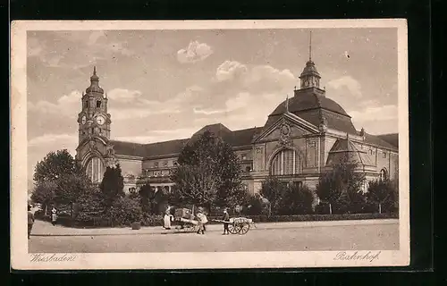 AK Wiesbaden, Strassenpartie mit Bahnhof