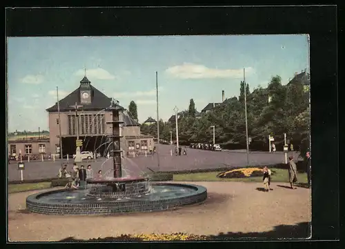 AK Glauchau i. S., Bahnhof mit Springbrunnnen