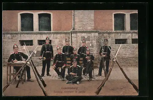 AK Luxembourg, Soldats montant la garde