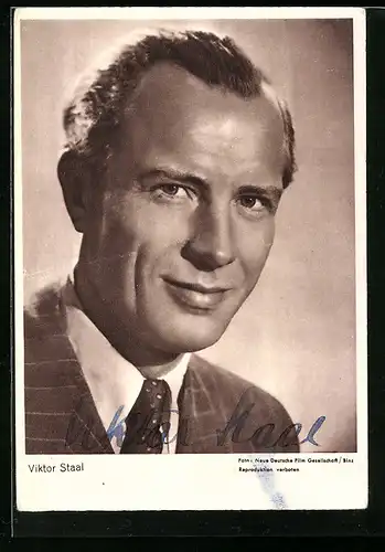 AK Schauspieler Viktor Staal lächelt freundlich im Anzug