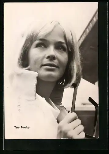 AK Schauspielerin Tery Torday mit Brille in der Hand