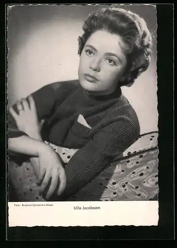 AK Schauspielerin Ulla Jacobsson blickt in die Ferne