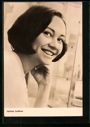 AK Schauspielerin Larissa Lushina lächelt fröhlich