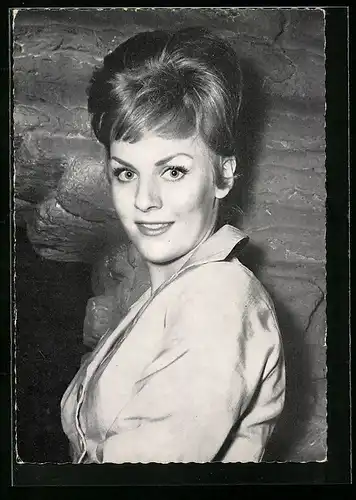 AK Schauspielerin Heidi Brühl mit Hochsteckfrisur