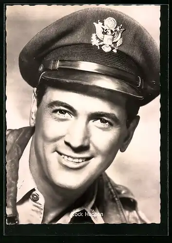 AK Schauspieler Rock Hudson mit Uniformsmütze