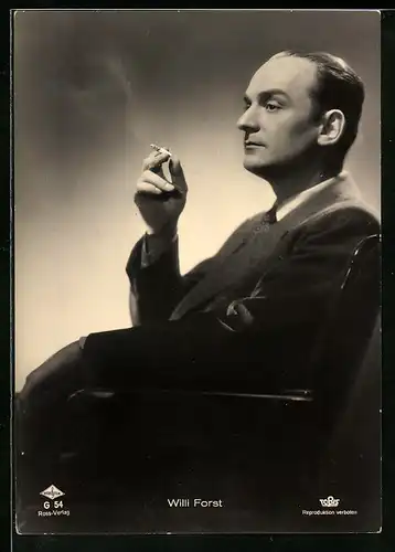 AK Schauspieler Willi Forst mit Zigarette