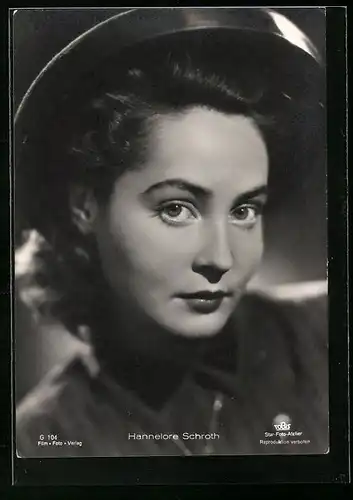 AK Schauspielerin Hannelore Schroth mit Kopfbedeckung