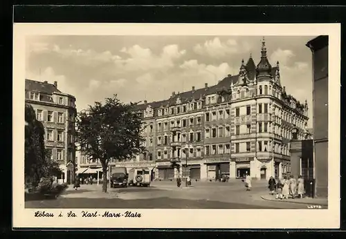 AK Löbau i. Sa., Karl-Marx-Platz mit Passanten