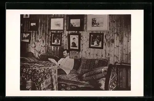 AK Lesender Zar Nikolaus II. von Russland im Wohnzimmer