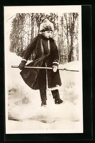 AK Alexej von Russland als Bub in Winterkleidung im Schnee