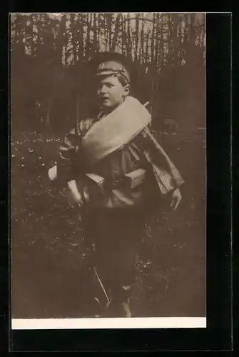 Foto-AK Alexej von Russland als Kind in Uniform im Wald