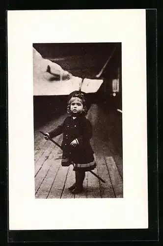 AK Alexej von Russland, Kleinkind auf dem Schiffsdeck mit einem langen Stock