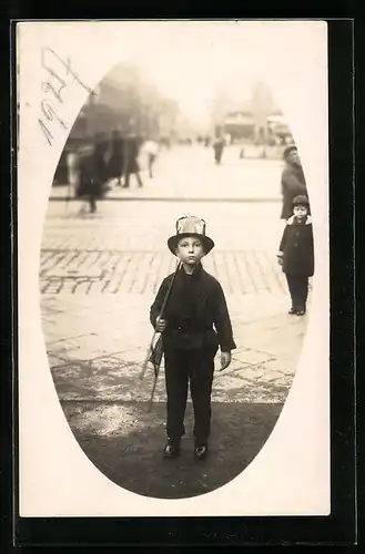 Foto-AK Kleiner Schornsteinfeger-Junge mit Hut 1927