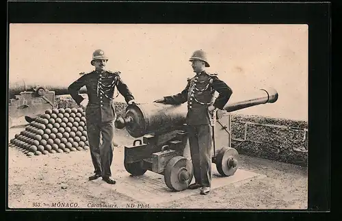 AK Monaco, Carabiniers, Constable an einer Kanone