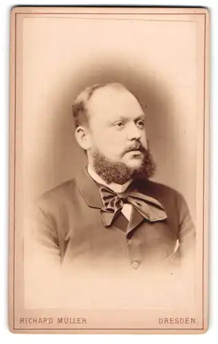 Fotografie Richard Müller, Dresden, Marien-Strasse 26, Elegant gekleideter Herr mit Vollbart