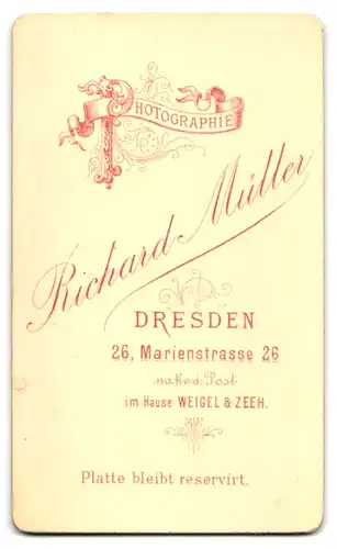 Fotografie Richard Müller, Dresden, Marien-Strasse 26, Kleinkind im weissen Hemd mit nackigen Füssen