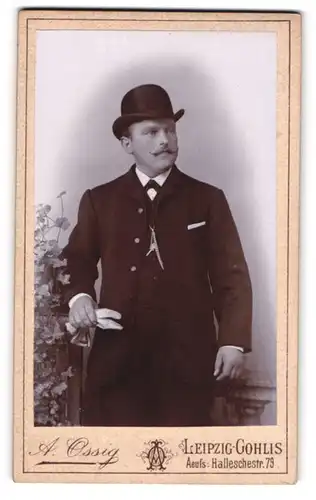 Fotografie A. Ossig, Leipzig-Gohlis, Aeuss. Halleschestrasse 79, Elegant gekleideter Herr mit Melone