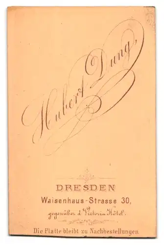 Fotografie Hubert Dung, Dresden, Waisenhaus-Strasse 30, Halbwüchsiger Knabe im Anzug mit Fliege