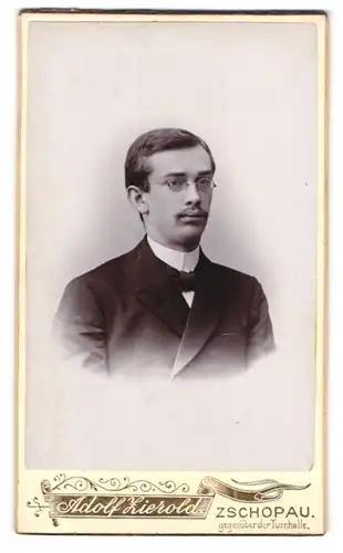Fotografie Adolf Zierold, Zschopau, Eleganter Herr mit Brille und Oberlippenbart