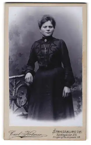 Fotografie Carl Krämer, Strassburg i. E., Spiesgasse 23, Gutbürgerliche Dame im schwarzen Kleid