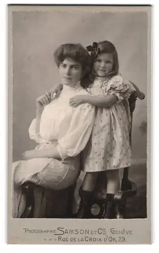 Fotografie Samson et Cie, Genève, Rue de la croix d`or 29, Mutter und Tochter in liebevoller Pose