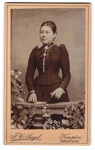 Fotografie F. H. Siegel, Kempten, Kotternerstr., Gutbürgerliche Dame mit Halskette