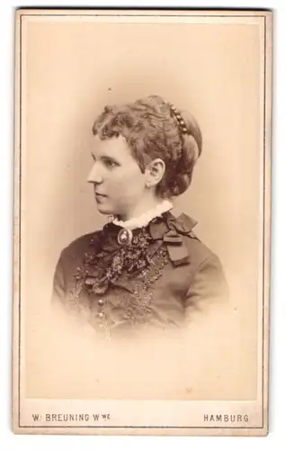 Fotografie W. Breuning W. We., Hamburg, Berg-Strasse 26, Hübsche junge Frau mit hochgestecktem Haar