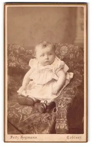 Fotografie Fritz Hegmann, Coblenz, Clemensstrasse 15, Süsses Baby im weissen Kleid