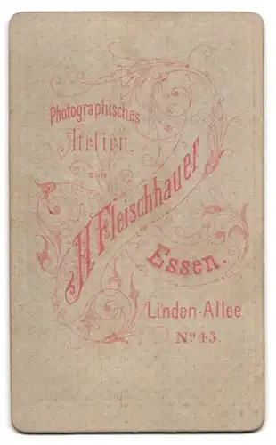 Fotografie H. Fleischhauer, Essen, Linden-Allee 43, Niedliches Baby auf Sessel