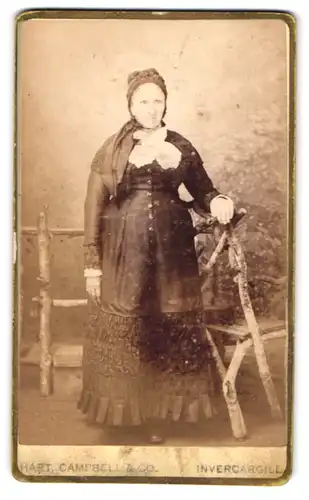 Fotografie Hart. Campbell & Co., Invercargill, Gutbürgerliche Frau mit Kopftuch
