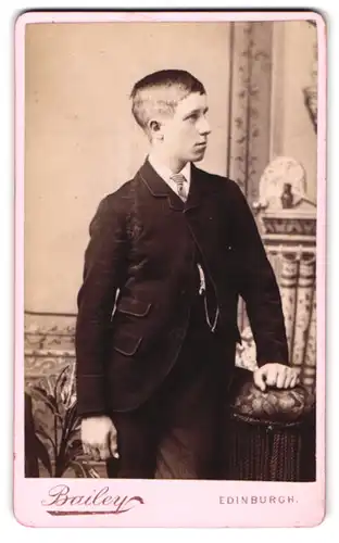 Fotografie F. E. Bailey, Edinburgh, 96 Nicolson St., Bursche in eleganter Kleidung