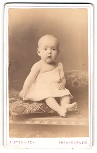 Fotografie A. Sternitzki, Braunschweig, Steinweg 10, Süsses Baby sitzt auf Kissen