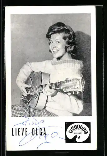 AK Musikerin Lieve Olga mit breitem Lachen und Gitarre, Autograph