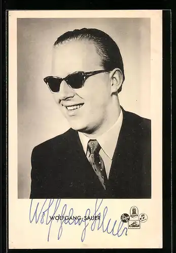 AK Musiker Wolfgang Sauer mit freundlichen Lächeln und Sonnenbrille, Autograph