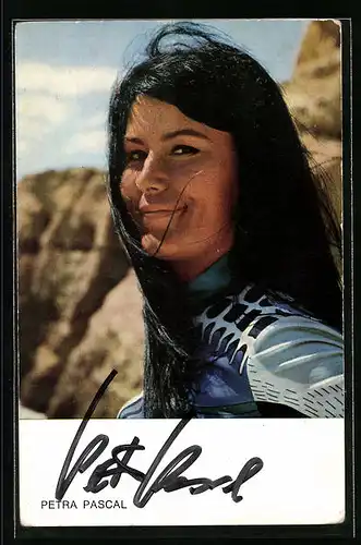AK Musikerin Petra Pascal in bunter Bluse, Autograph