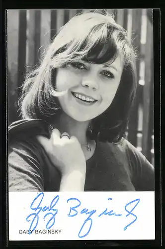 AK Musikerin Gabi Baginsky mit freundlichen Lächeln, Autograph