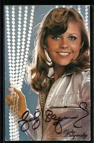 AK Musikerin Gabi Baginsky in silberner Jacke, Autograph