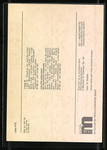 AK Musikerin Lisa Fitz lächelt, Autograph