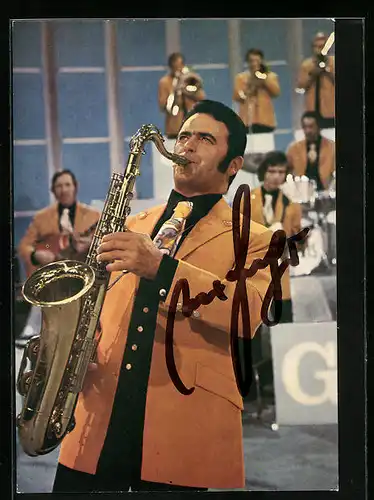 AK Musiker Max Greger mit Saxophon bei einem Auftritt, Autograph