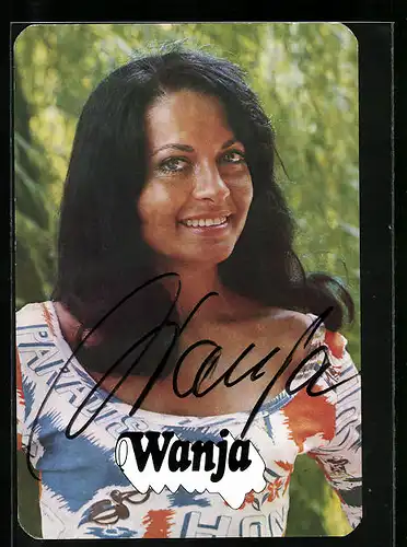 AK Musikerin Wanja im weit ausgeschnittenen T-Shirt, Autograph
