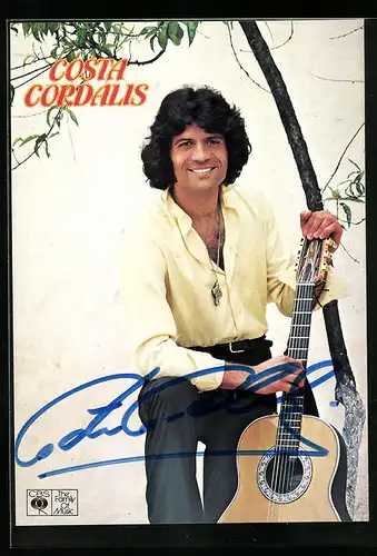 AK Musiker Costa Cordalis mit Gitarre vor einem Baum, Autograph