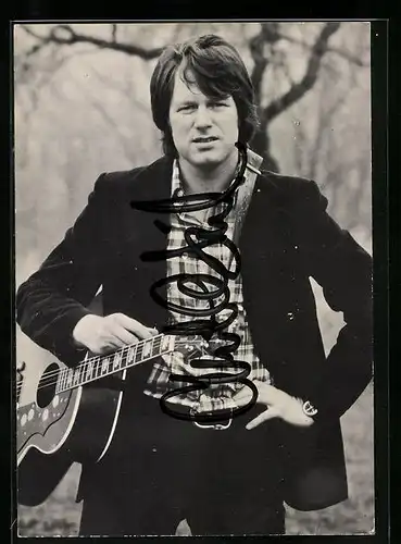 AK Musiker Gunter Gabriel mit Gitarre vor einem Baum, Autograph