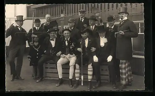 Foto-AK Lustige Herren und ein Kind, Faschingsgesellschaft