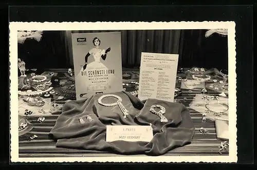 Foto-AK Schaufenster mit Schmuck, Bild Miss Germany 1954