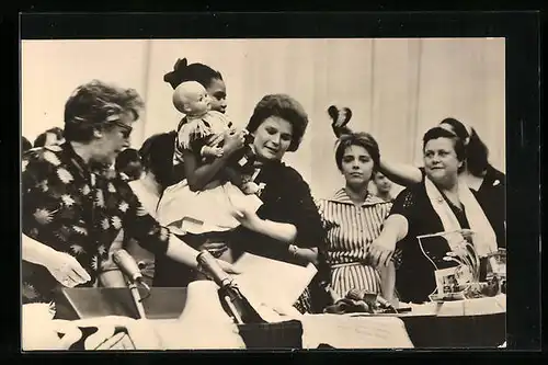 AK Moskau, Kosmonautin Valentina Tereschkowa auf dem Weltkongress der Frauen 1963