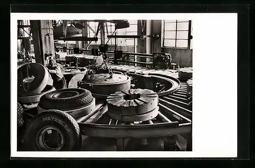 AK München, Metzeler-Werke, Arbeiter bei der Herstellung von Grossreifen, Autoklaven mit Ringanlage