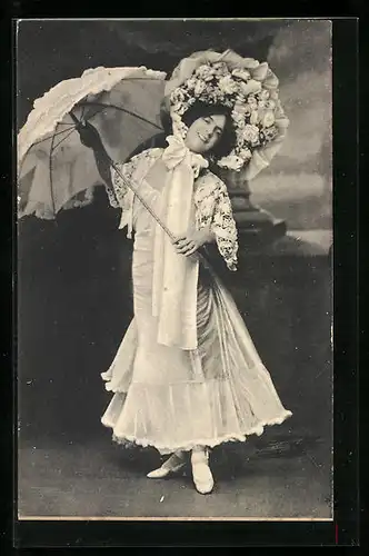 AK Tanzende Dame mit Schirm und Blumenhut