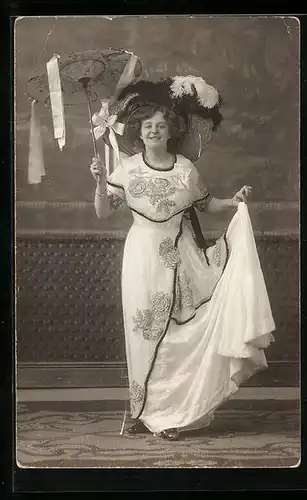 AK Lächelnde Dame mit Schirm und Federhut