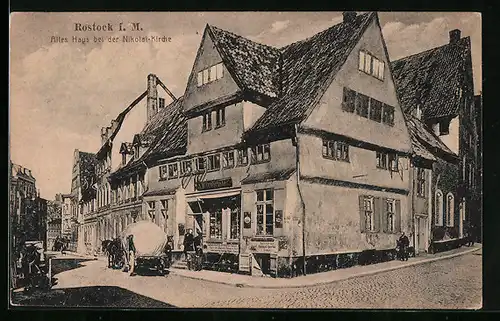 AK Rostock i. M., Altes Haus bei der Nicolai-Kirche mit Strasse und Planwagen